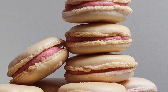 Weiße Schokolade Erdbeer Macarons