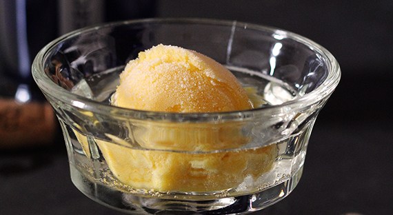 Kokoswasser Sorbet mit Prosecco
