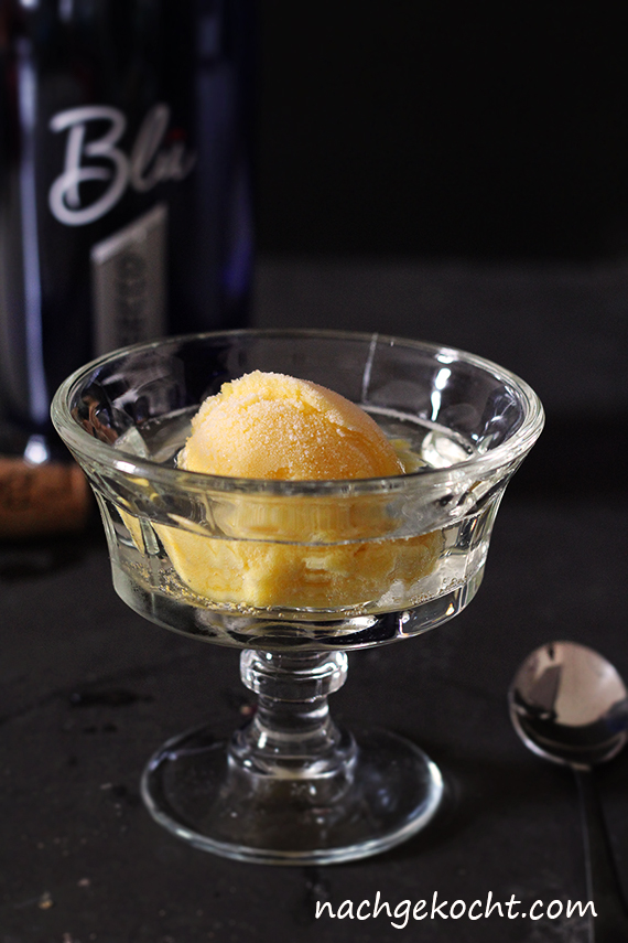 Kokoswasser Sorbet mit Prosecco