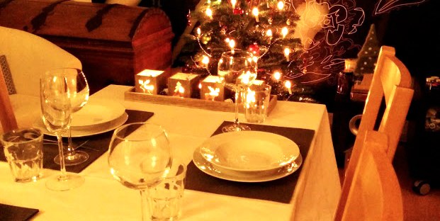 gedeckter weihnachts tisch