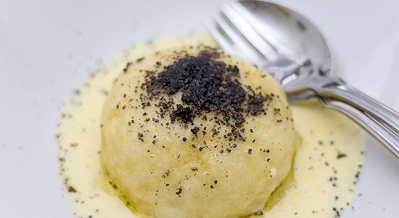 Germknoedel mit Vanillesauce