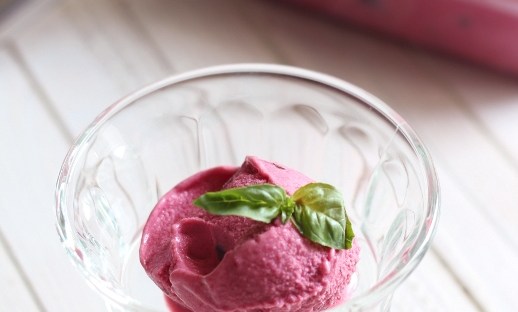 Joghurt Eis mit Kirsche und Basilikum