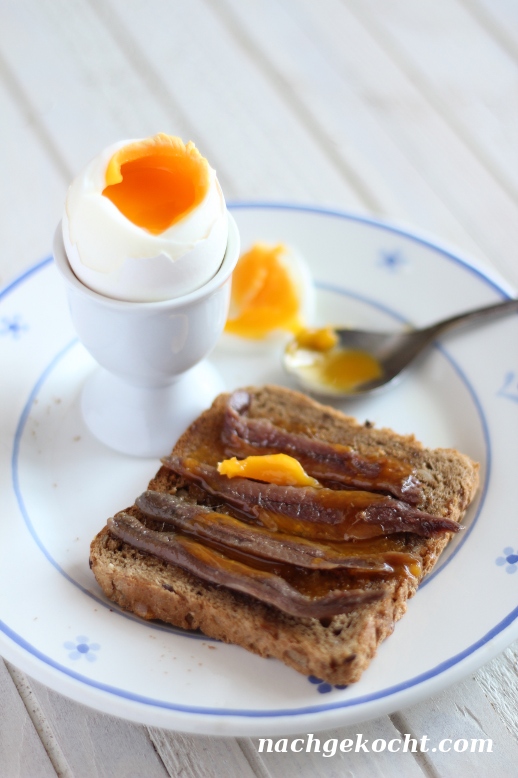 Toast mit Sardellen und Eigelb