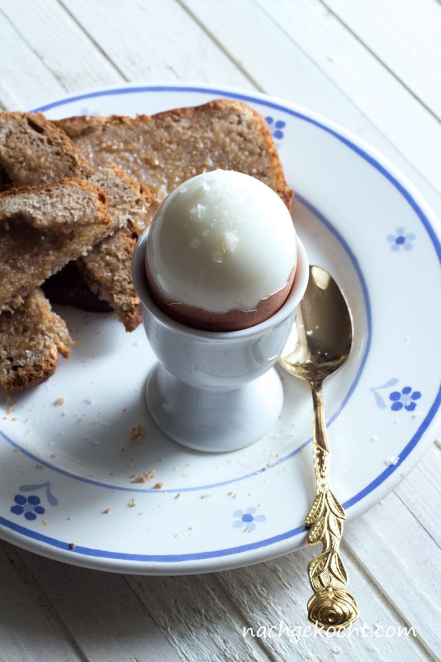 Fruehstuecksei mit Toast