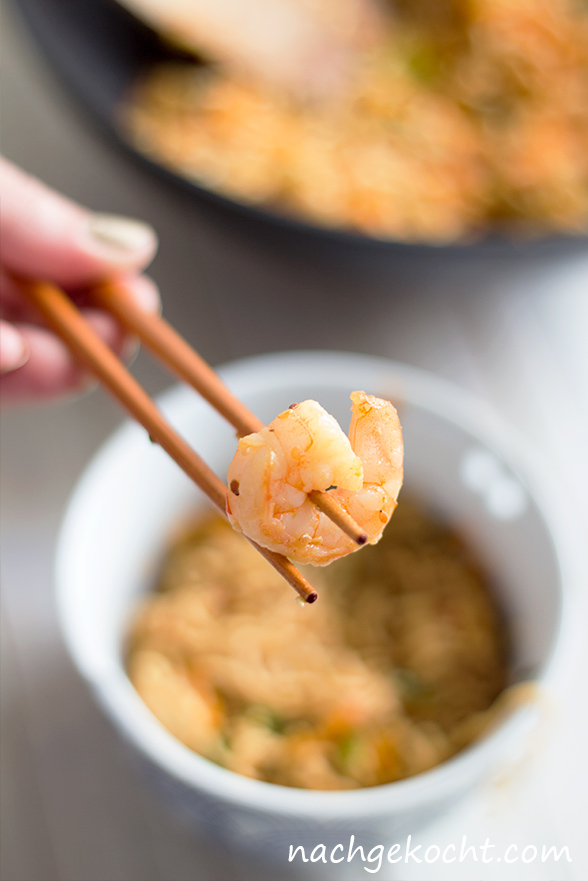 Gebratene Nudeln mit Garnelen und Sesam