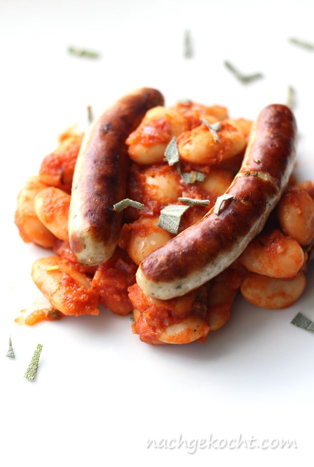 Bohnen in Tomatensauce mit kleine Würstchen