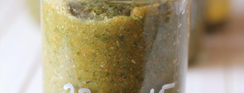 Volles Glas Gemüsebrühenpaste