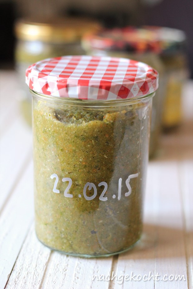 Volles Glas Gemüsebrühenpaste