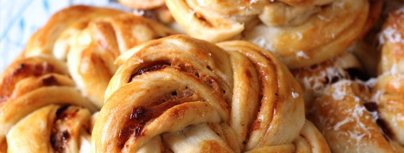 Herzhafte Kanelbullar mit Tomaten-Schmand