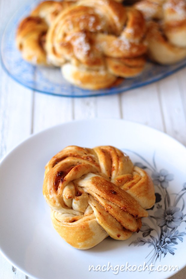 Herzhafte Kanelbullar mit Tomaten-Schmand