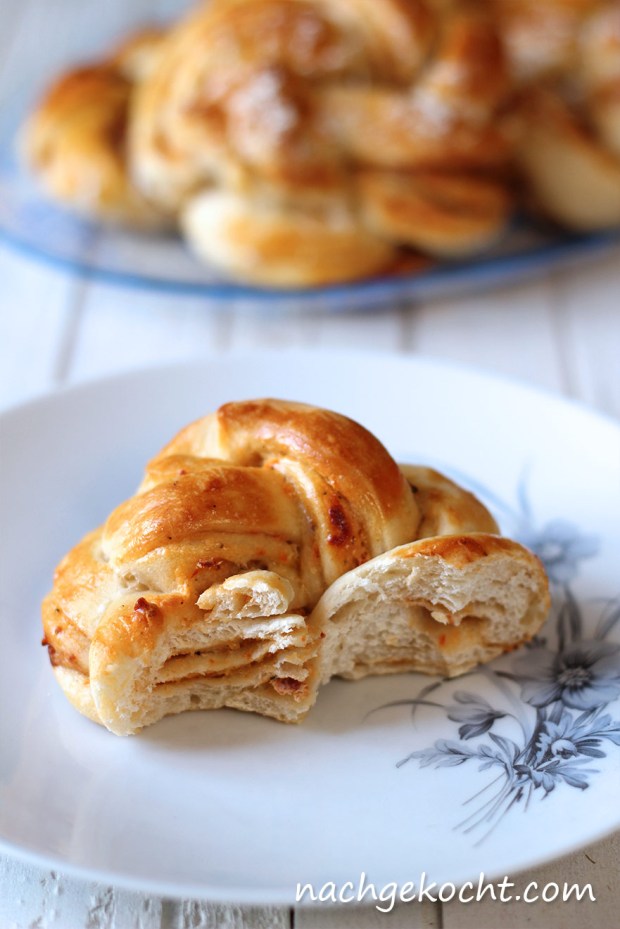 Herzhafte Kanelbullar mit Tomaten-Schmand