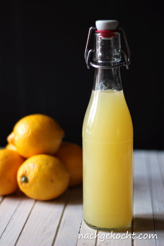 Zitronensaft in eine Bügelflasche