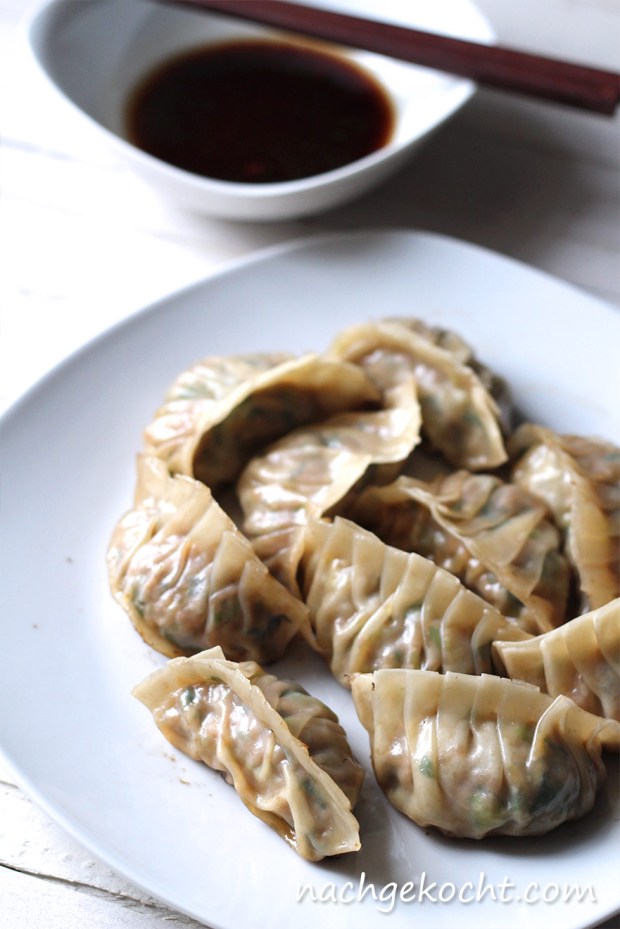 Zubereitete Gyoza - Teigtaschen gefüllt mit Schweinefleisch und Bärlauch