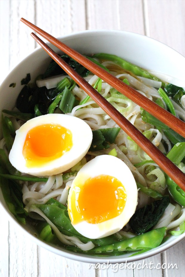 Udon Nudel Suppe mit Ei, Spinat und Zuckererbsen