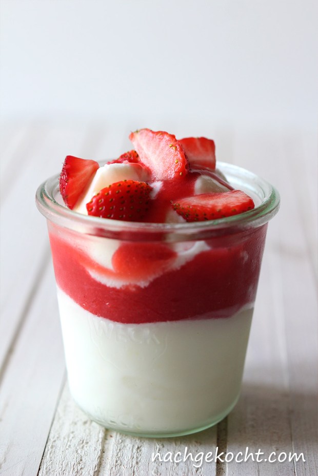 Jogurteis mit Erdbeersauce und Erdbeeren