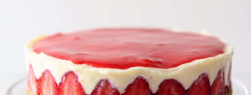 Erdbeerkuchen mit weiße Schokoladencreme und Erdbeerspiegel