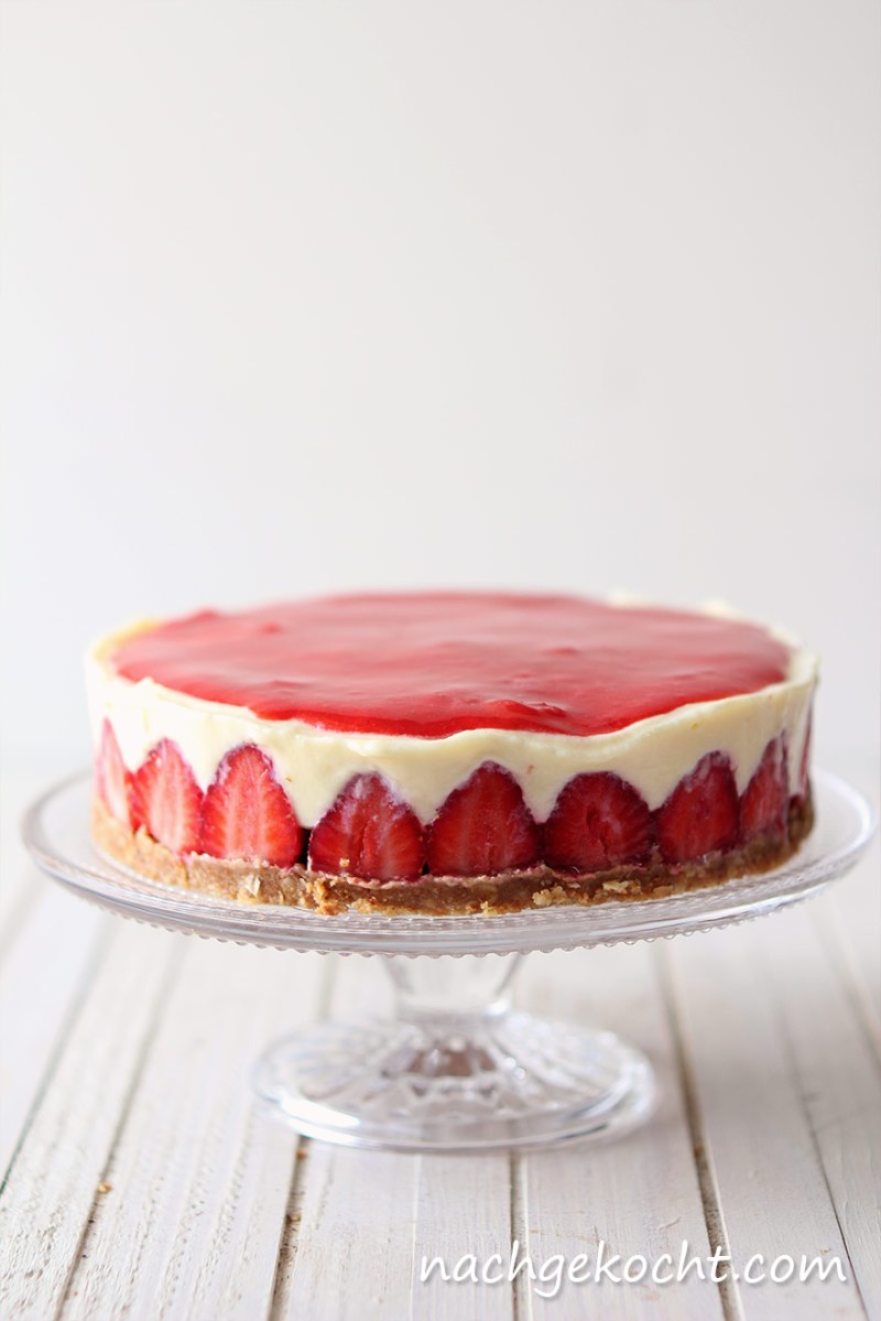 Erdbeerkuchen mit weiße Schokoladencreme und Erdbeerspiegel