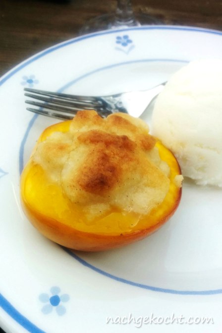 Gefüllte Pfirsichhälfte mit Eis