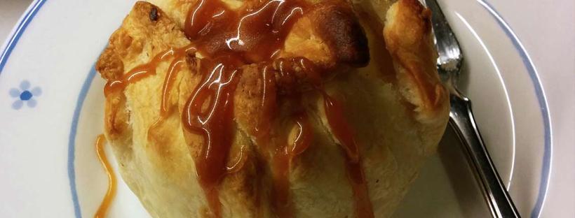 apfelbombe mit apfelkaramellsauce