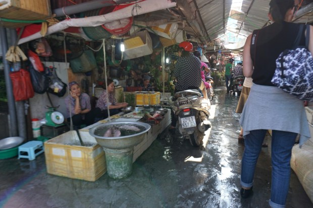 Markthalle Fisch Verkauf Gasse in Markthalle mit Fischverkauf händler und kunden auf Motorroller