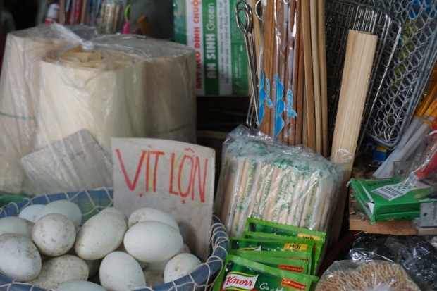 Vit Lon - befruchtete Eier Befruchtete Eier im Korb mit diversen Waren am Marktstand
