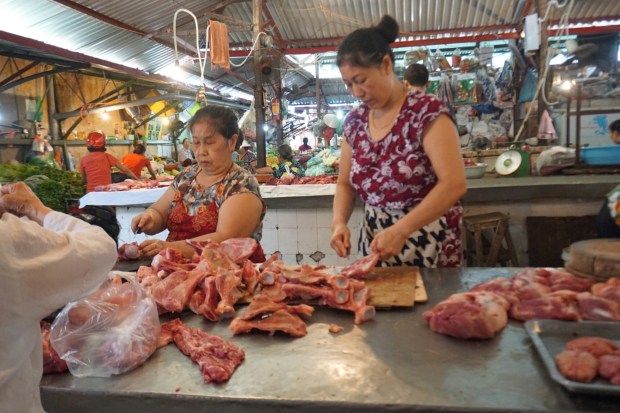 Frischfleisch Marktstand Zweit vietnamesische Marktfrauen beim parieren und verkaufen von Frischfleisch